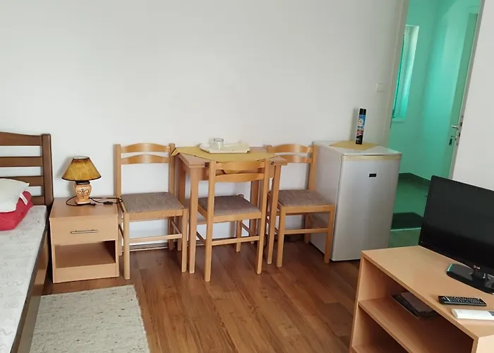 Baji József Ifjúsági és Gyermeküdülő Bed & Breakfast Révfülöp